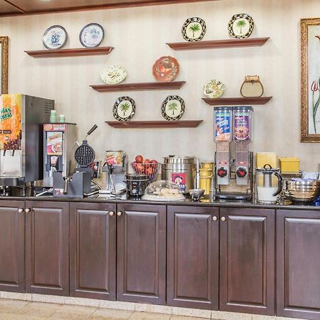 Days Inn & Suites By Wyndham Columbia Airport Вест-Коламбія Екстер'єр фото
