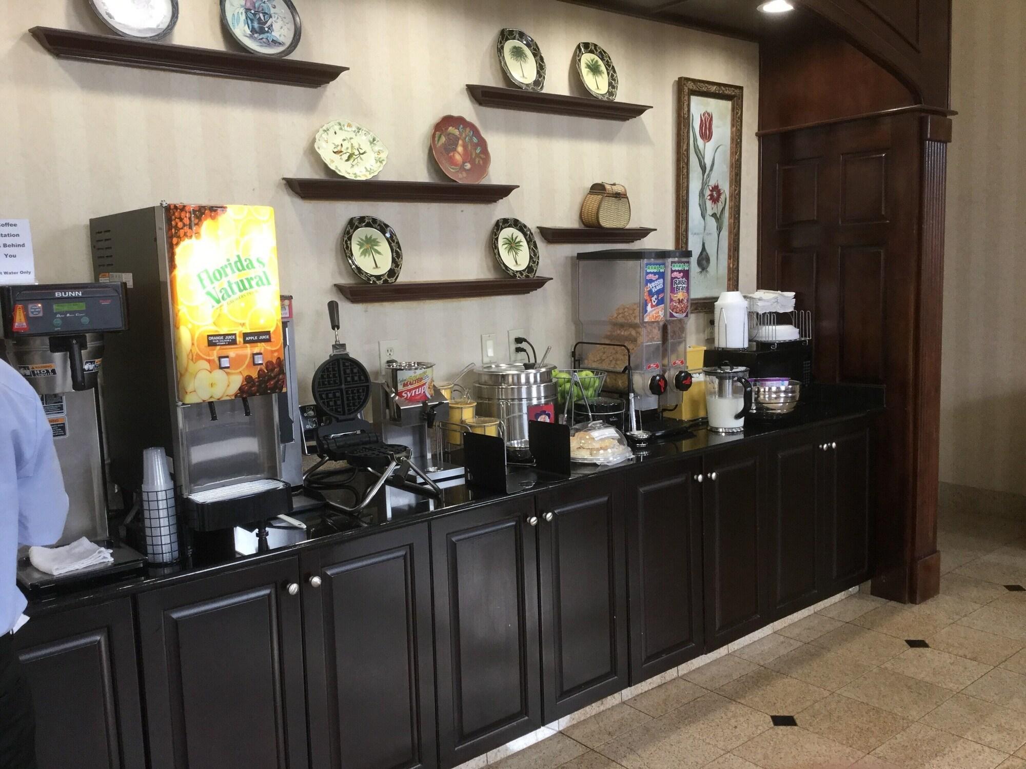 Days Inn & Suites By Wyndham Columbia Airport Вест-Коламбія Екстер'єр фото