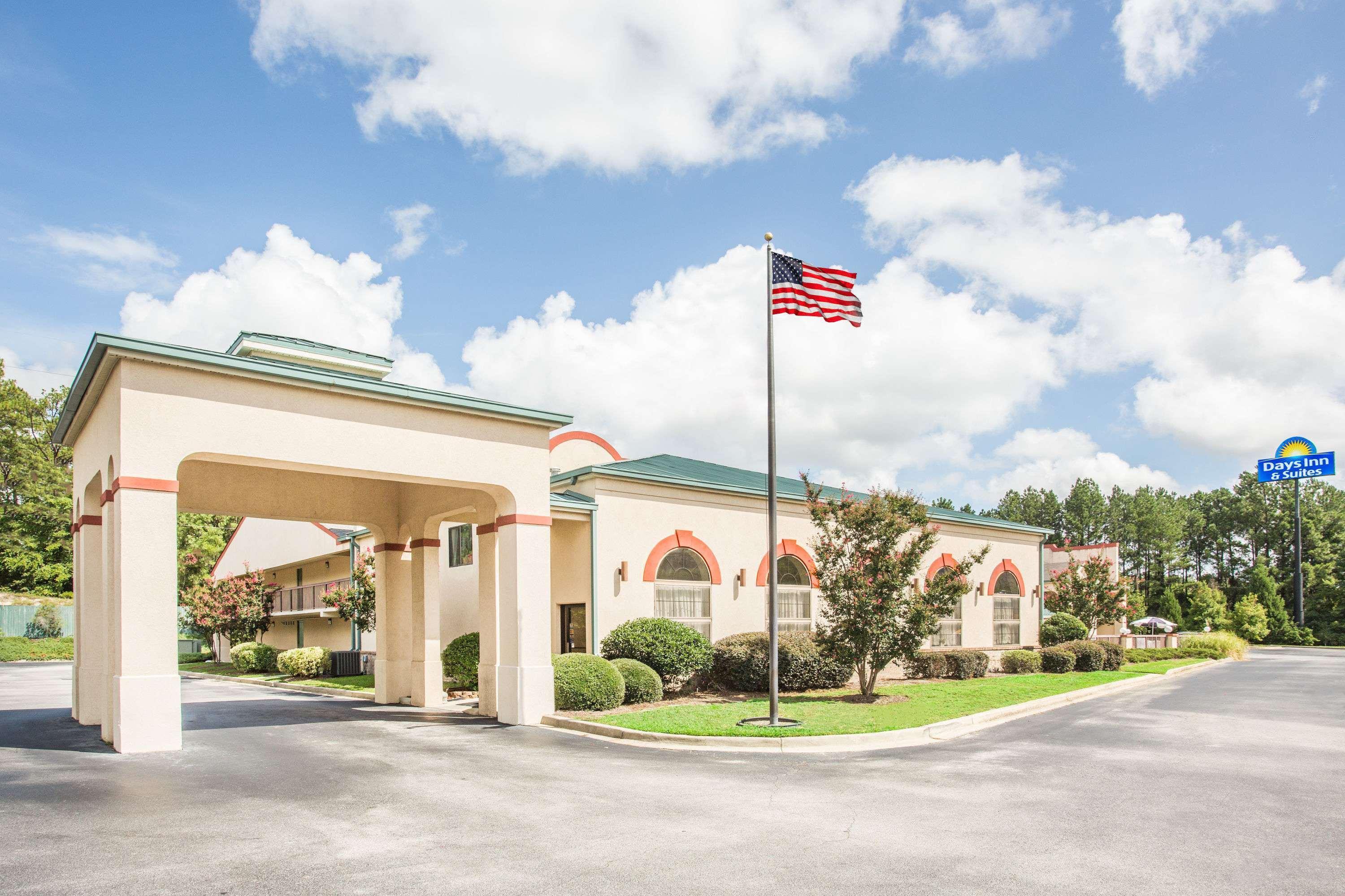 Days Inn & Suites By Wyndham Columbia Airport Вест-Коламбія Екстер'єр фото
