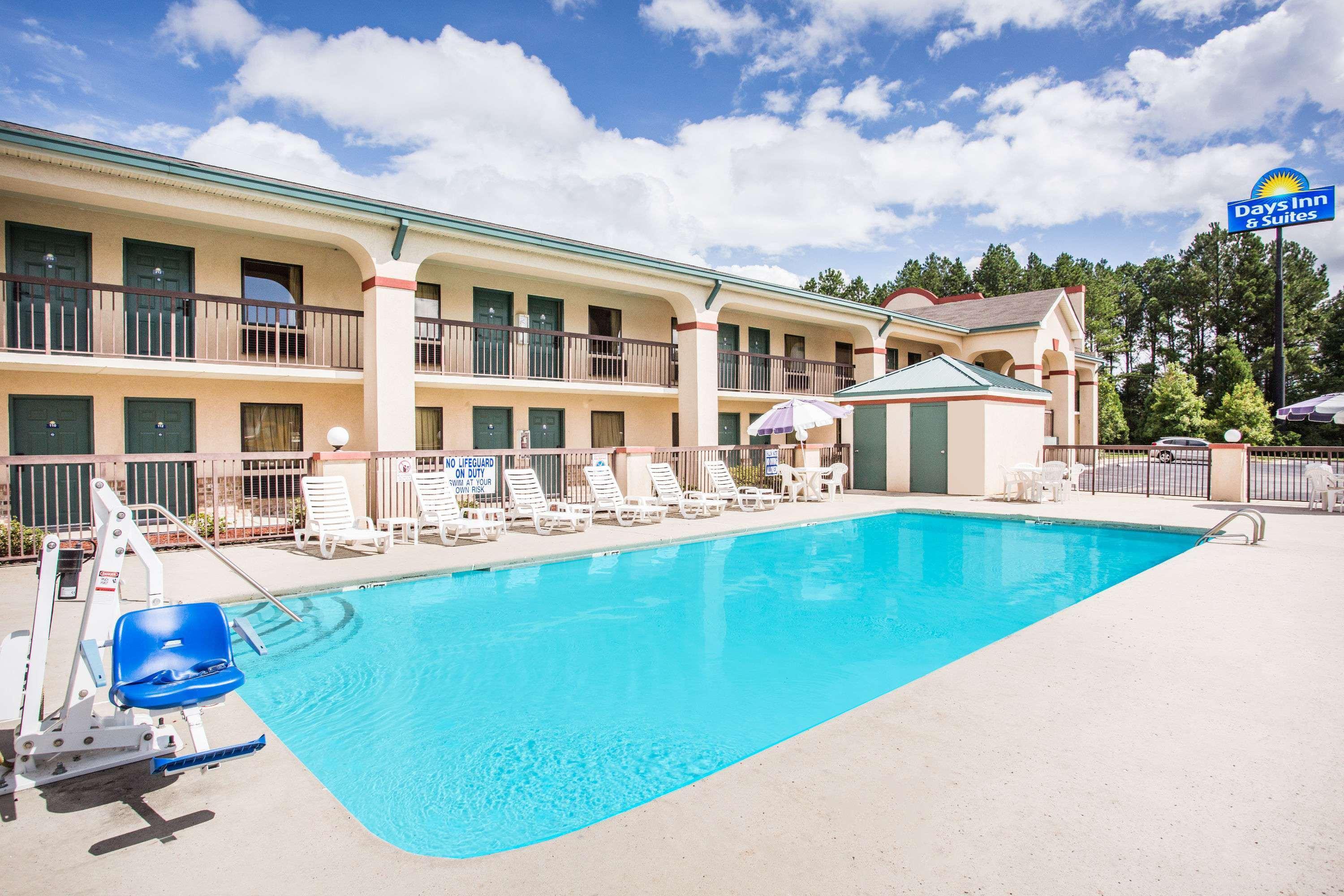 Days Inn & Suites By Wyndham Columbia Airport Вест-Коламбія Екстер'єр фото