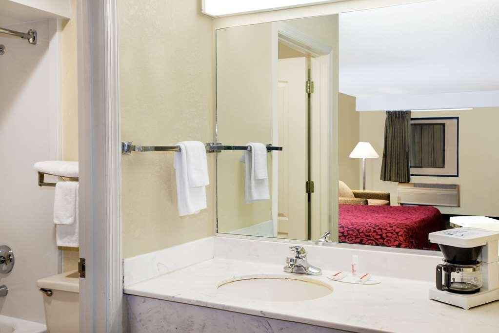Days Inn & Suites By Wyndham Columbia Airport Вест-Коламбія Номер фото