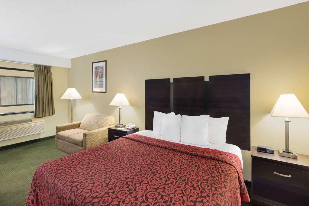 Days Inn & Suites By Wyndham Columbia Airport Вест-Коламбія Номер фото