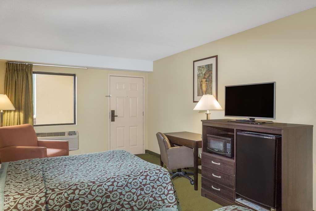 Days Inn & Suites By Wyndham Columbia Airport Вест-Коламбія Номер фото